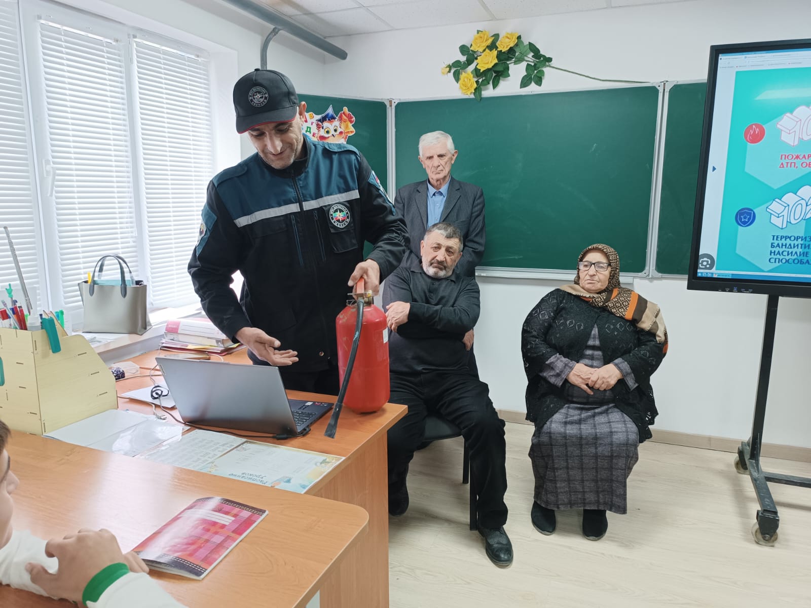 В преддверии Дня гражданской обороны работники подразделений ГКУ РД «Противопожарная служба РД» проводят открытые уроки